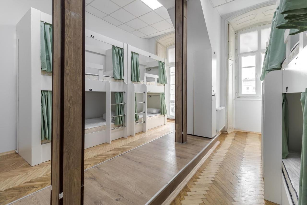 In Town Hostel Лвив Екстериор снимка