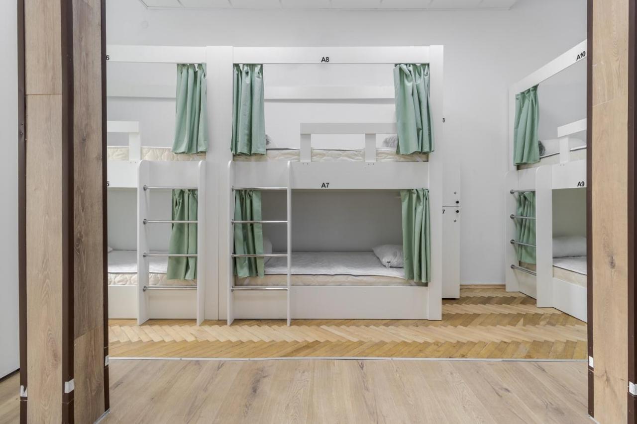 In Town Hostel Лвив Екстериор снимка