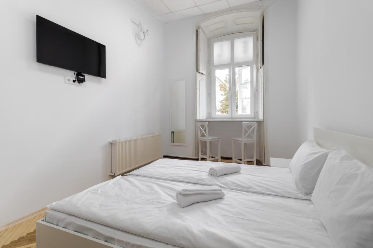 In Town Hostel Лвив Екстериор снимка