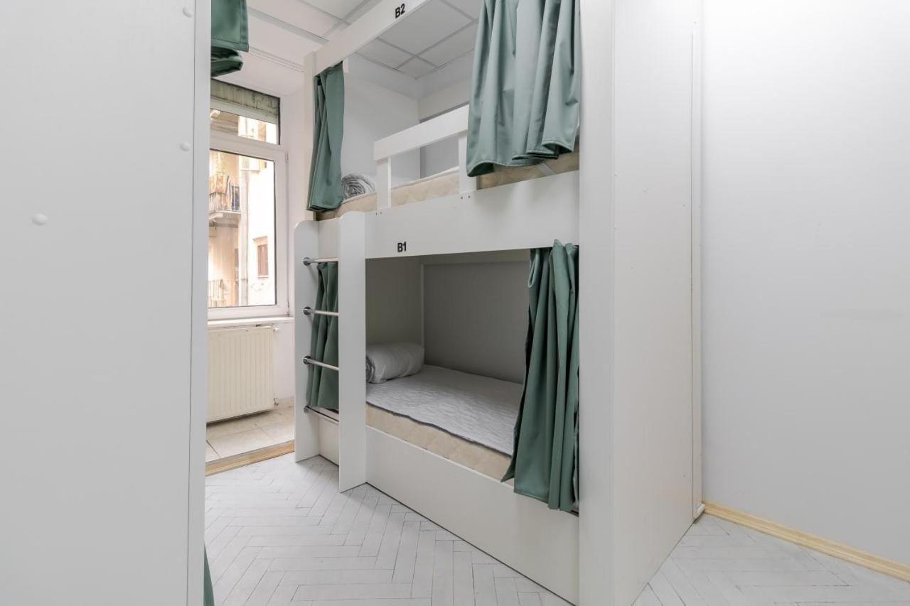 In Town Hostel Лвив Екстериор снимка