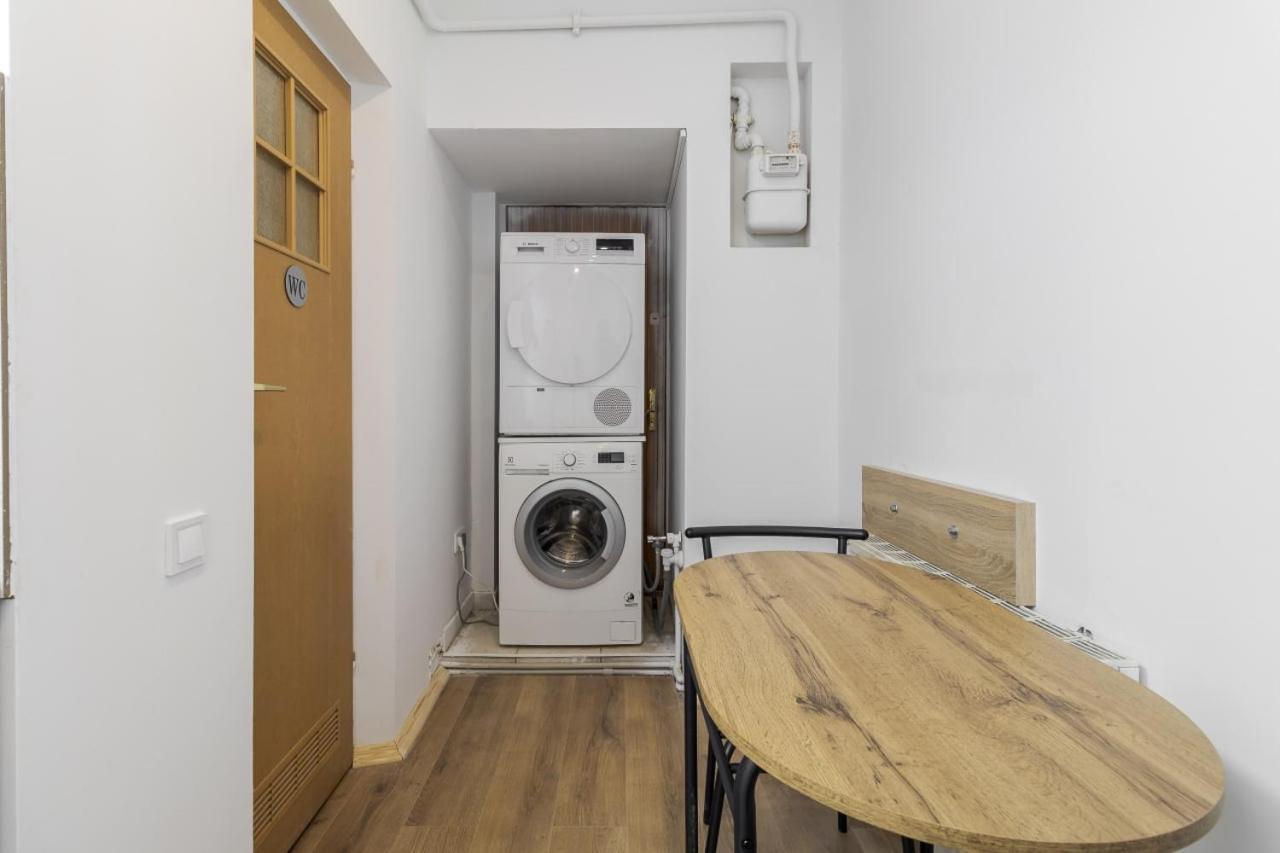 In Town Hostel Лвив Екстериор снимка