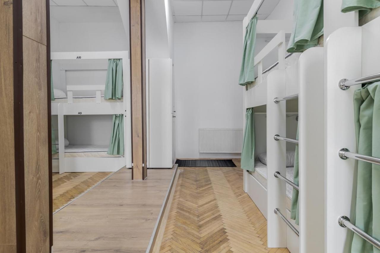 In Town Hostel Лвив Екстериор снимка