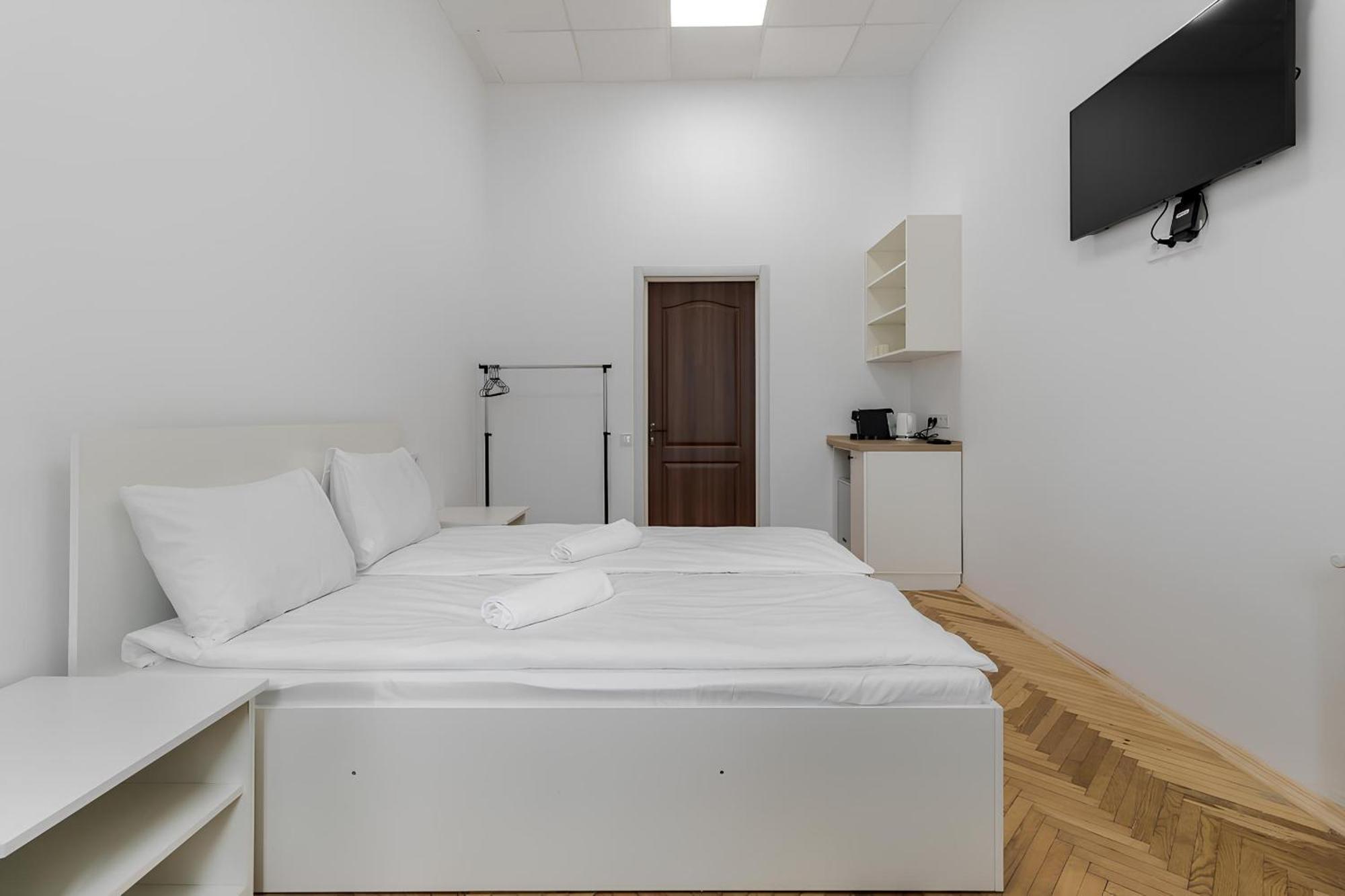 In Town Hostel Лвив Екстериор снимка